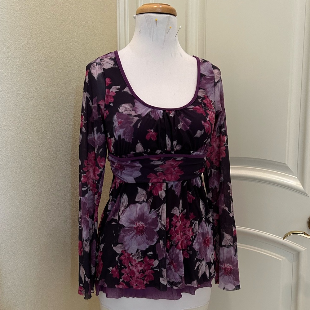 NWOT Daisy & Clover floral pattern mesh top